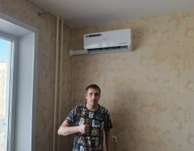 Монтаж кондиционера Loriot Skyline Inverter перед ремонтом балкона – скрытая прокладка трассы